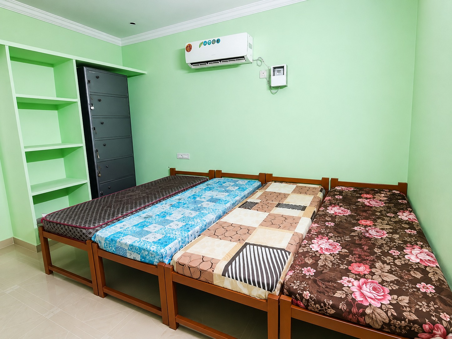 Four-share AC room